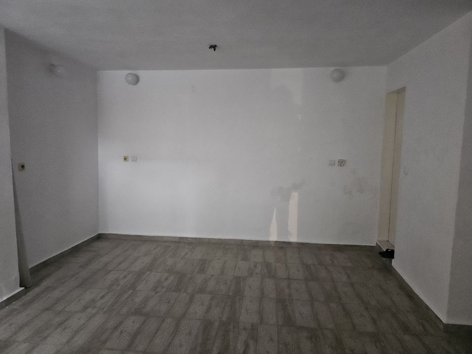 Дава се под наем Гараж / Паркомясто в Благоевград, Еленово 1 - 35 кв.м за 127.5 € - Снимка #1