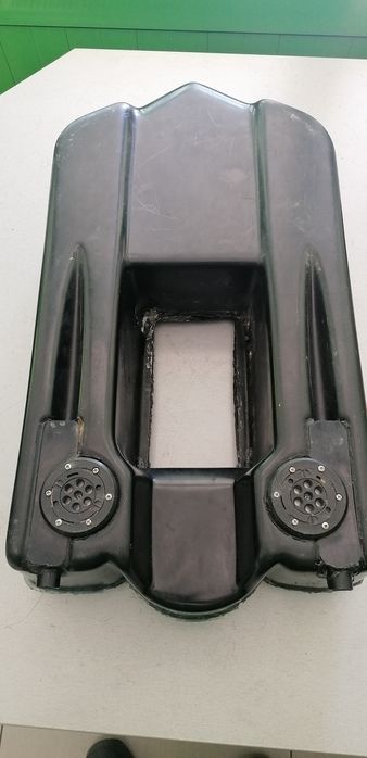 Корпус за лодка за захранка