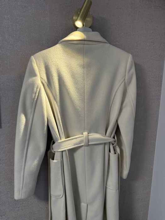 Бяло-кремаво палто.