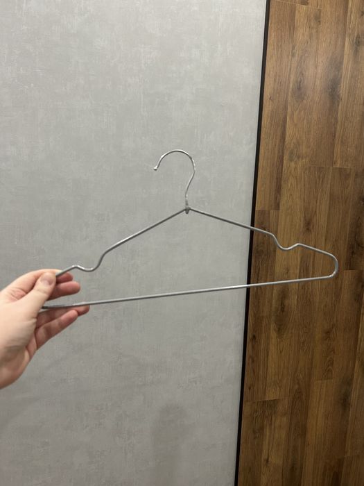 Продам коробку вешалок