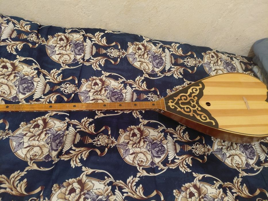 Әсем әуенді домбыра