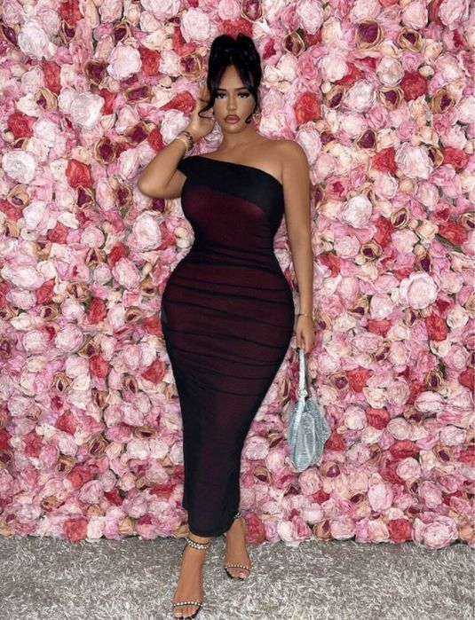 Rochie neagră, vișinie