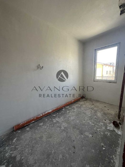 оф.22530 Триетажна Къща с АКТ 16 Остромила