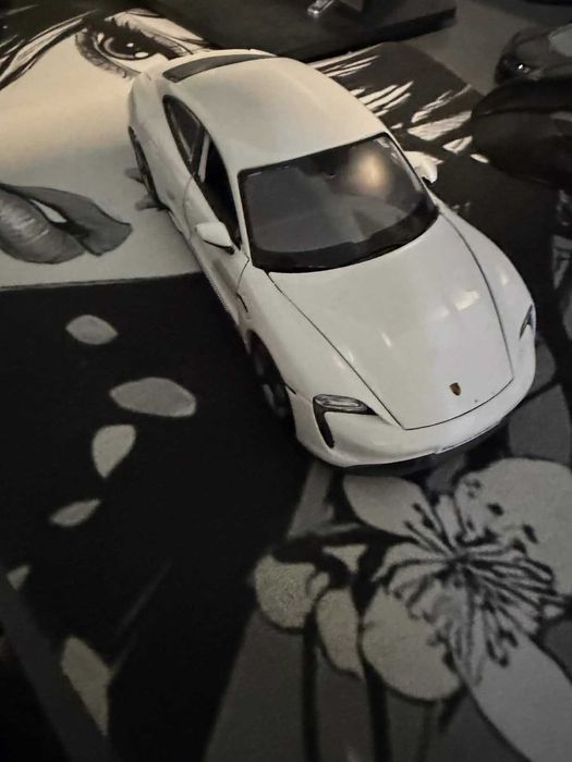 Детска играчка  Porsche Taycan Turbo S White Модел 1:24 Мащаб