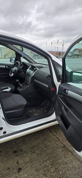 Vând Opel zafira