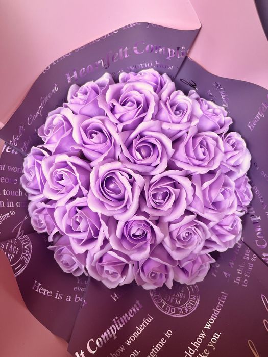 Елегантен букет от сатенени или сапунени рози