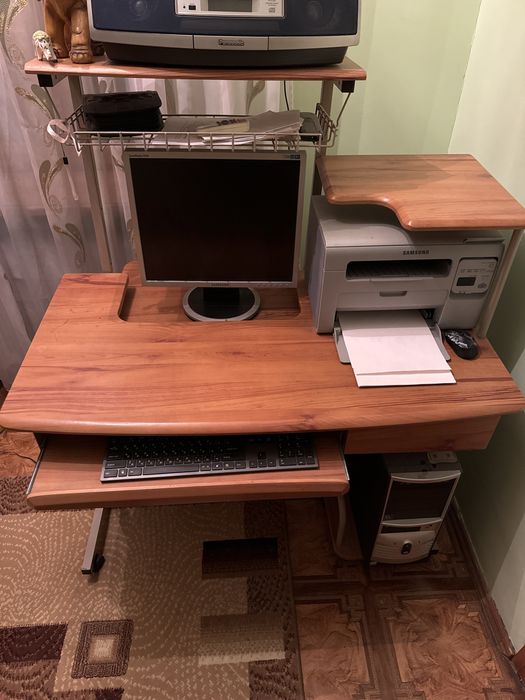 Компьютерный стол вместе с компьютером