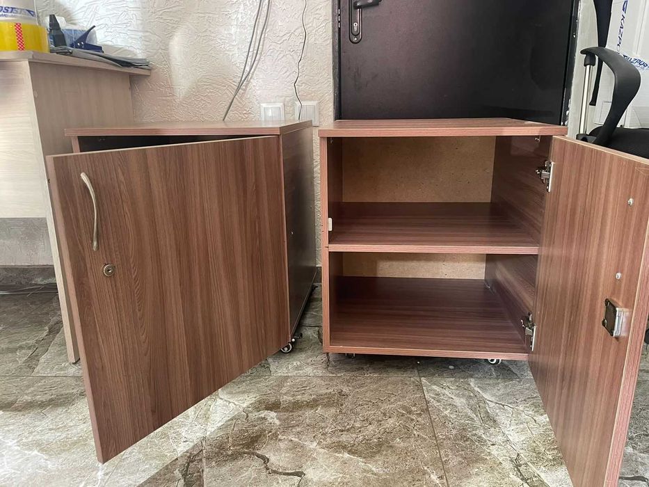 Продаю столы и тумбочки