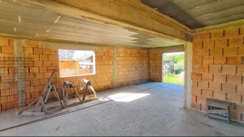 Casa la rosu ,3 camere + open space cu mansarda , constructie 2024 , 140mp ,teren 1500 mp , Sat Malaiesti ,PH la 15 min de oras, zona linistita