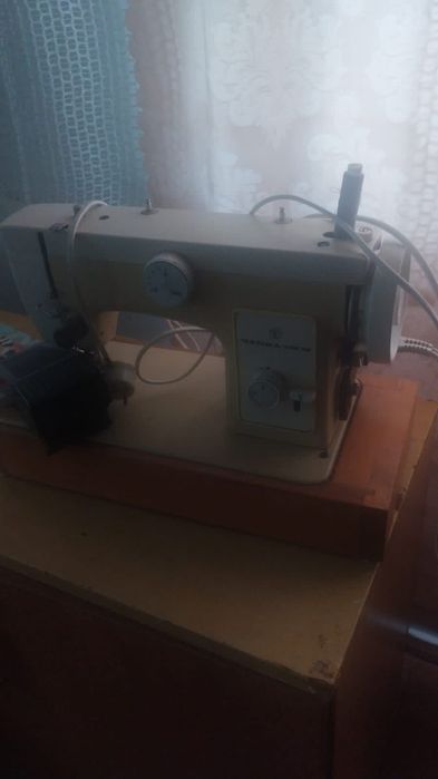 Продам швейную машинку