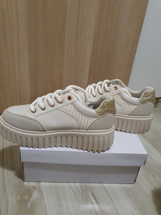 Дамски бежови кецове