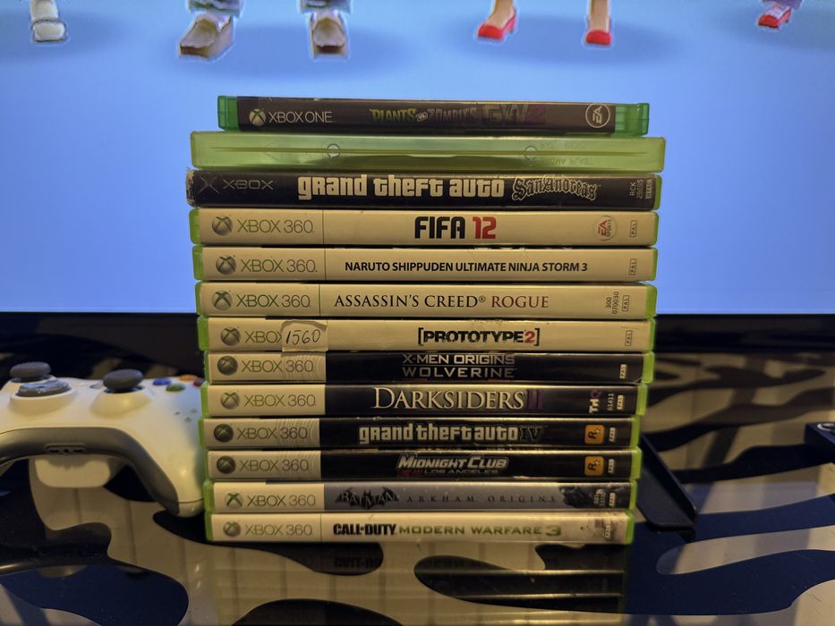 Xbox 360 Slim + 2 controllere + 13 jocuri