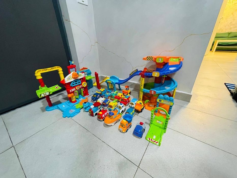 Statie de pomieri Vtech + 20 masinute si parcare