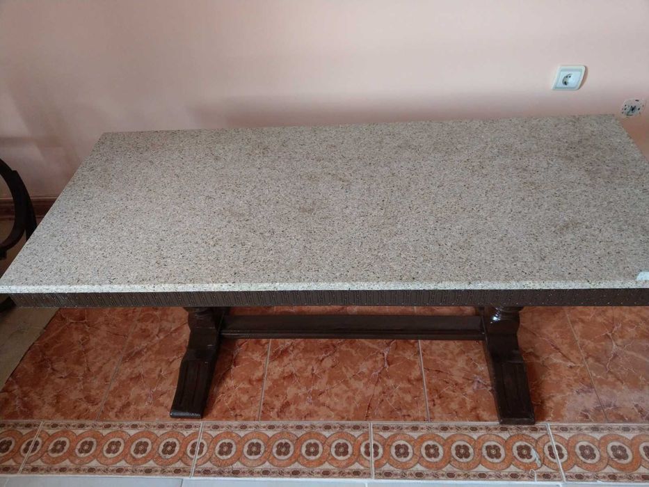 Продавам много запазена холна маса