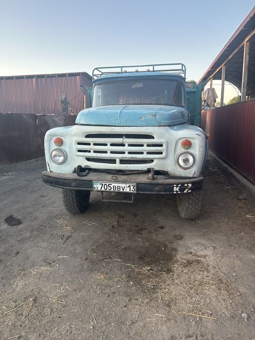 ЗиЛ самосвал жұмыс жасап жүр