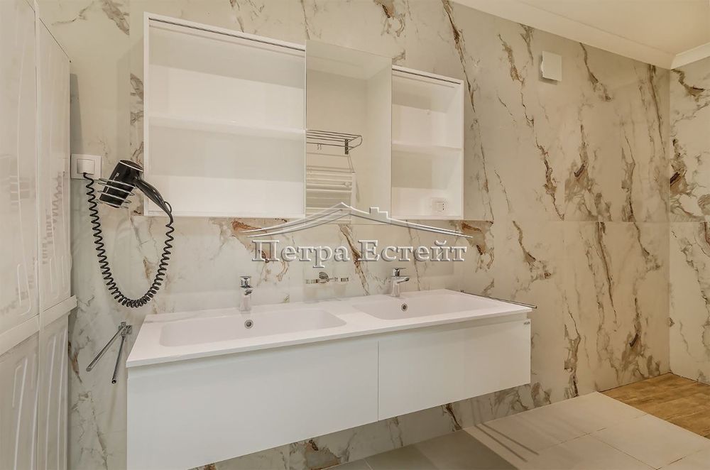 Луксзен тристаен под наем в Варна-Гръцка махала