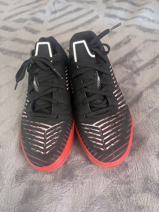 Adidasi kipsta de sala sau si afara