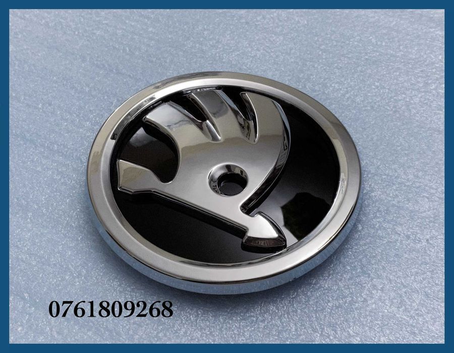 Emblema Skoda pentru portbagaj / haion cu logo argintiu 80mm