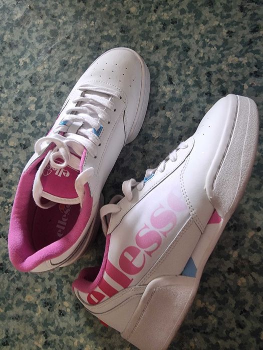 Маратонки,почти като нови и подадък къси панталонки.