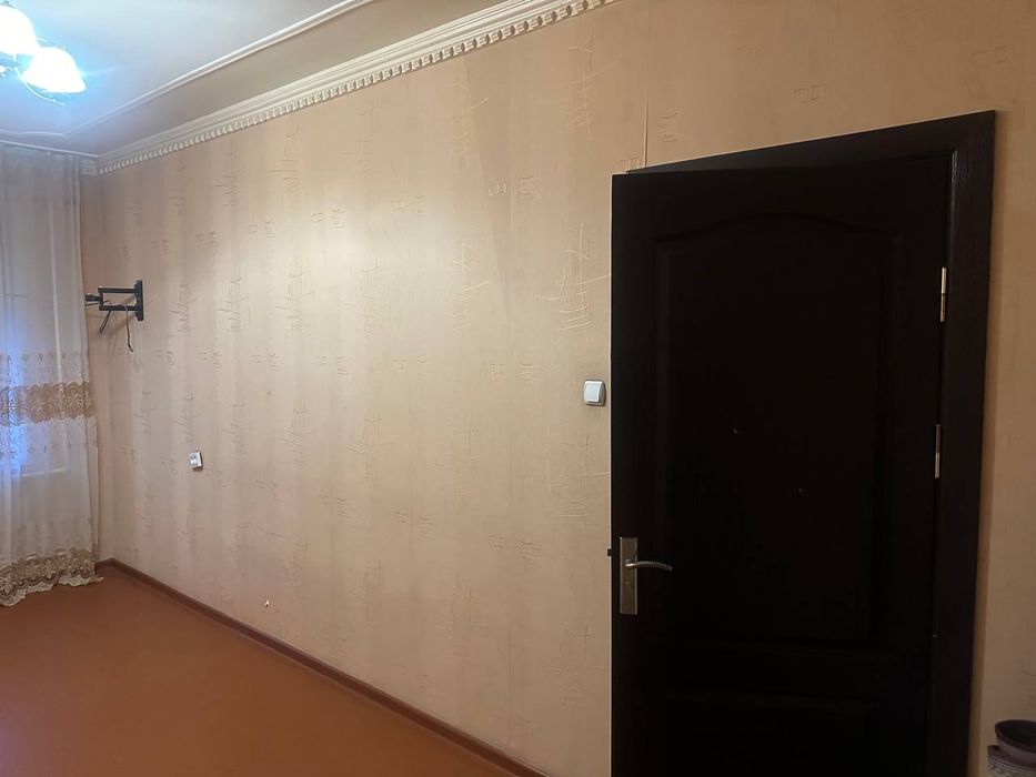 Толстой 12 3хонали 4 этаж урта падезд срочна  такалган нархи