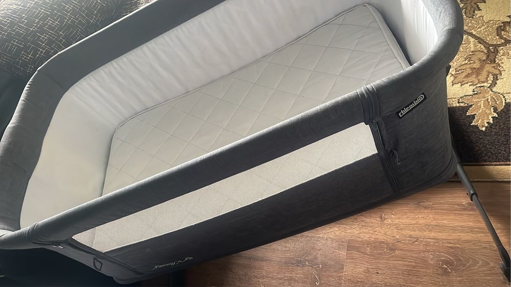 Pătuț co-sleeper Chipolino Mommy ’n Me – stare foarte bună, cu saltea inclusă