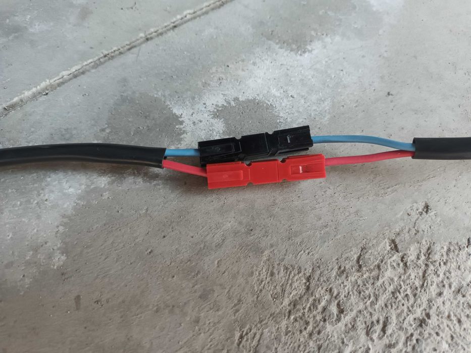 10 броя кабели 2,5mm²  за паралелно свързване на акумулатори