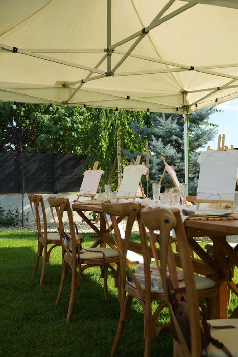 Mobilier rustic pentru evenimente – scaune lemn, mese, veselă premium