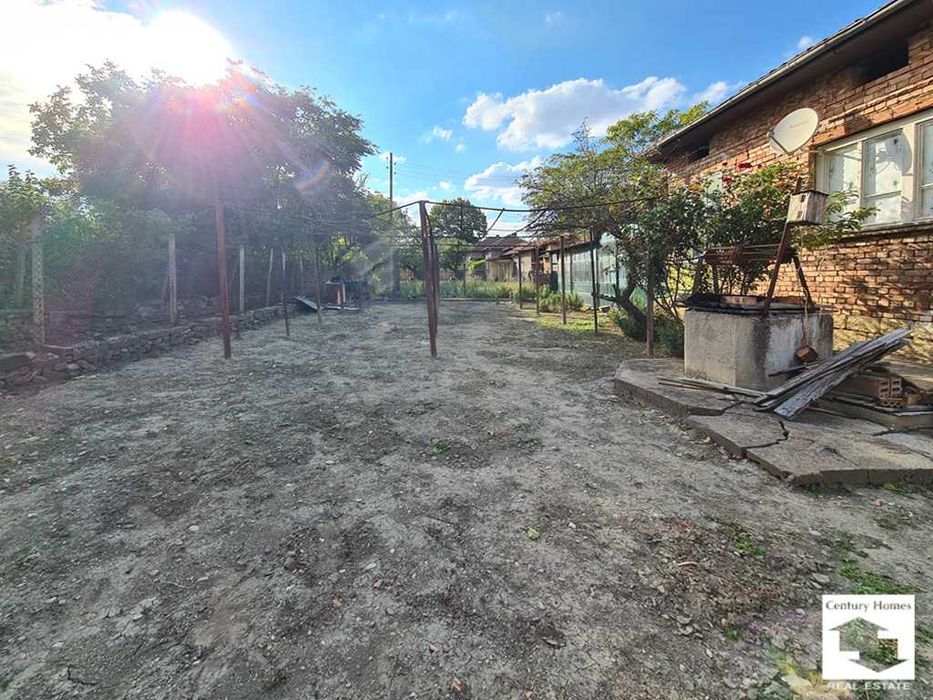 140327 Едноетажна къща с равен двор и кладенец в с. Бутово