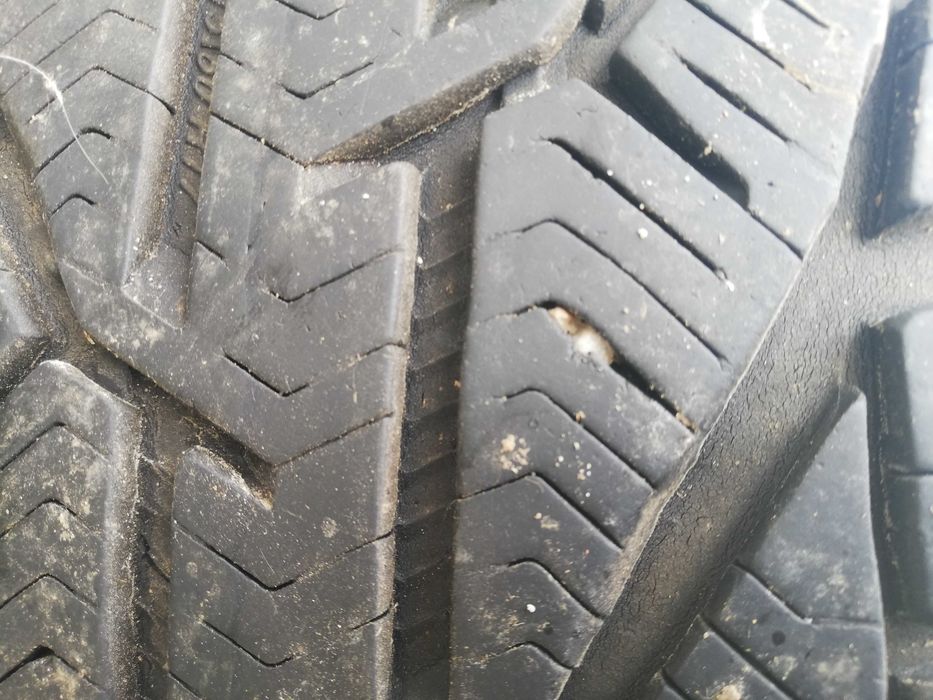 Jenti cu anvelope bune  215/60 R17 96 H   ;235 /45 R17 94 H