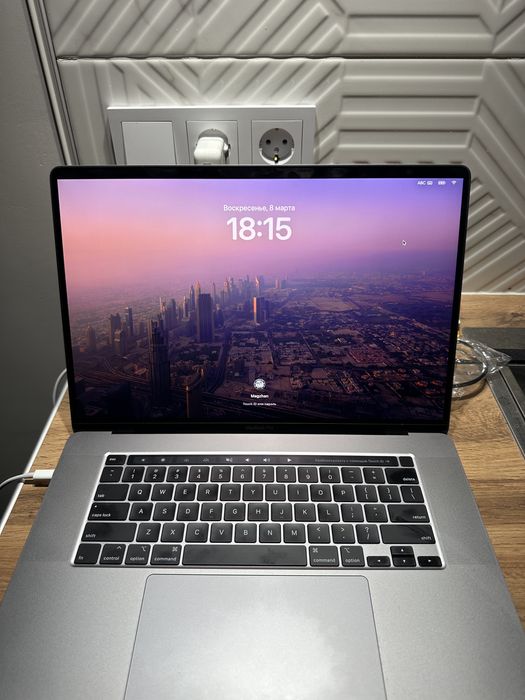 Продам Macbook Pro i9
