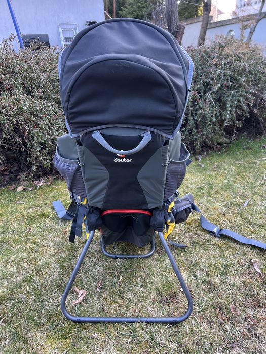 Deuter Kid Comfort-  туристическа раница за носене на дете в планината