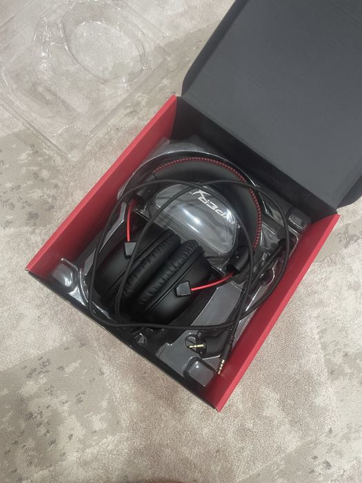 Продам новые игровые наушники hyperx cloud II