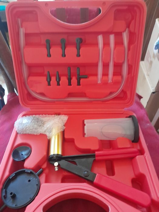 Комплект помпа вакум за обезвъздушаване на спирачки и съединители