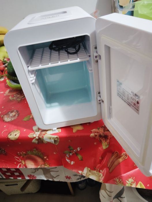 Mini frigider portabil