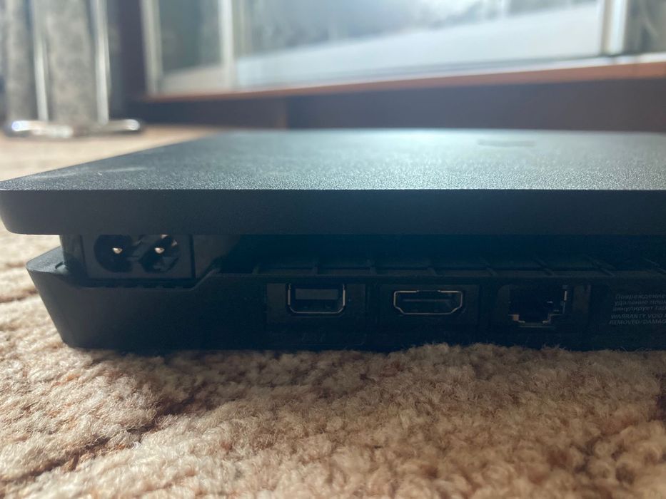 Playstation 4 slim // ps4 //ps4 slim