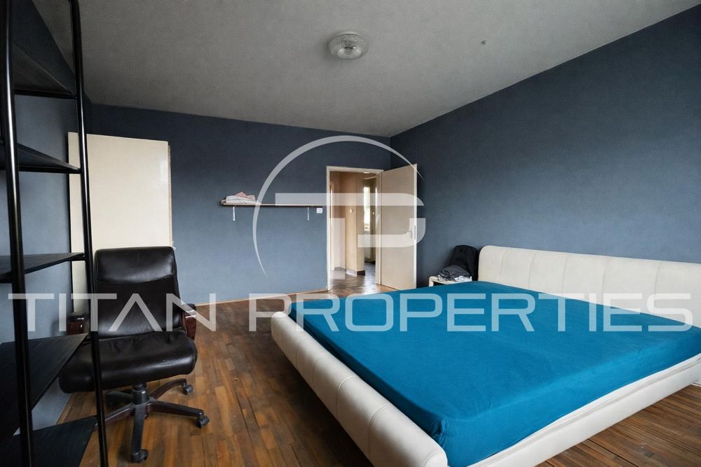 Тристаен за продажба в Център