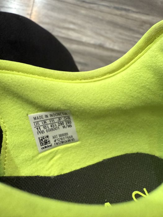 Vand  ghete  adidas de fotbal  nr 45 pret 90 lei