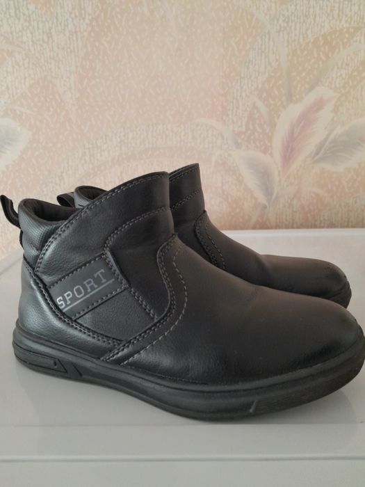 Продам детские ботинки