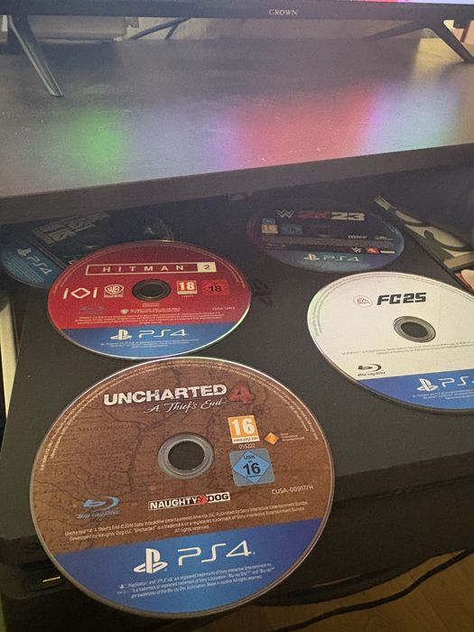 Продавам ps 4slim 1 терабайт с кутия има акаунт в него и 10-13 игри на