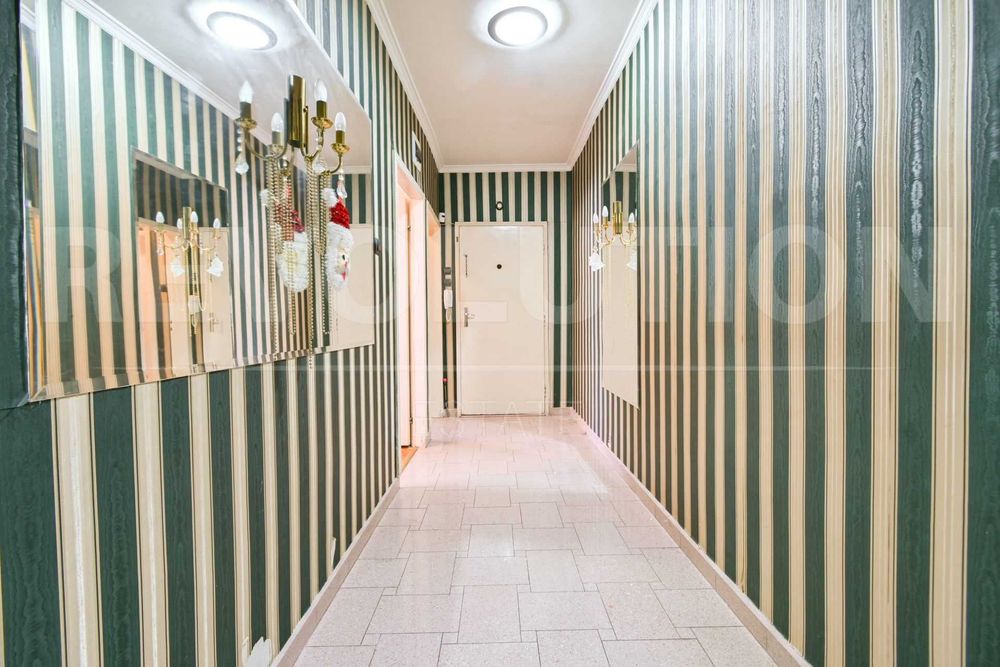 Тристаен апартамент в ж.к. Дружба 1