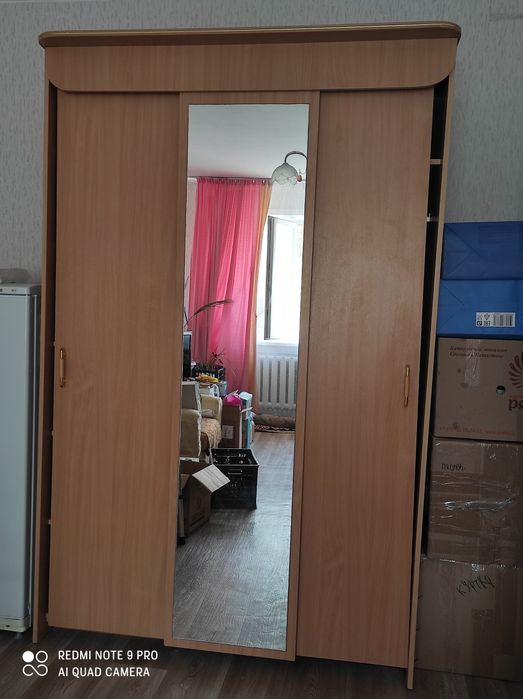 Продам шкаф с зеркалом.