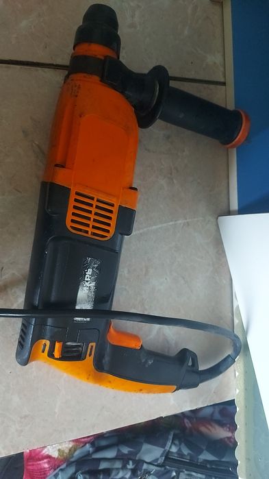 Продам срочно  цена 10000т чемодан имеется