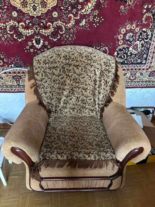 Мягкий уголок: диван и два кресла в хорошем состоянии