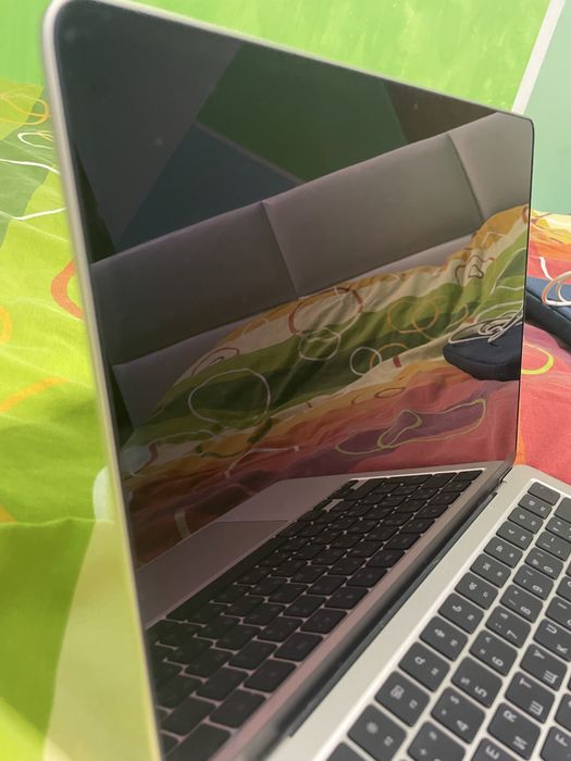 Продавам Apple MacBook Air M2 (2022) – 13.6” | 8GB RAM 256 GB | Отлично състояние