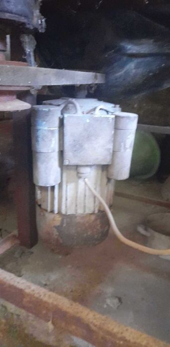 Машина за мелене на всякакъв вид зърнен фураж