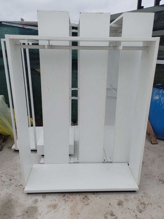 Vand mobilier pentru magazin de  haine