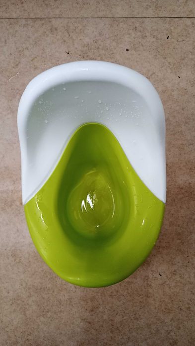 Детско столче, 3 бр. гърнета и тоалетни седалки и масичка