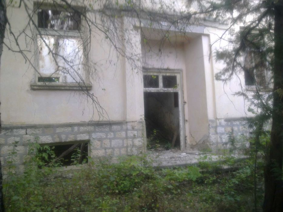 Продавам имот от 11 дка и сграда с РЗП 806 кв. м., в с. Метличина