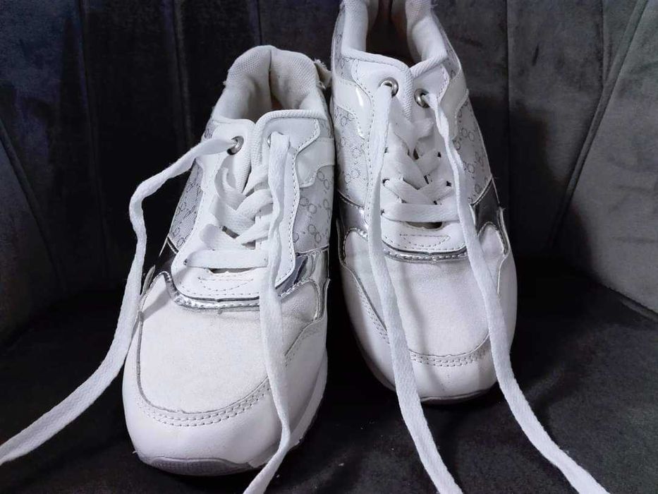 Бели маратонки със сребрист кант