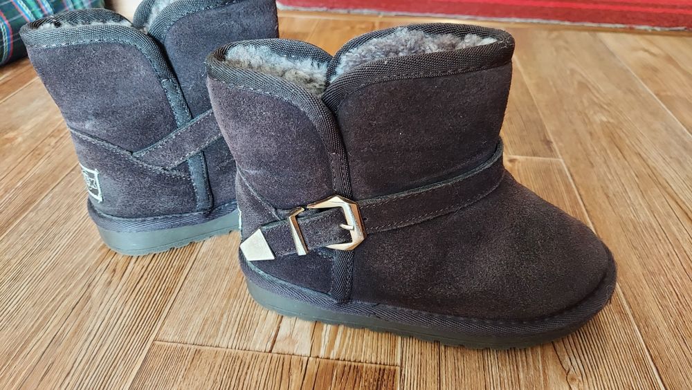 Продам обувь на 3-4 года